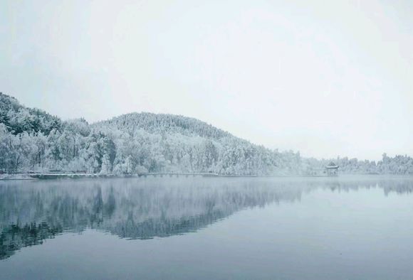 戴好帽子赏雪景西湖