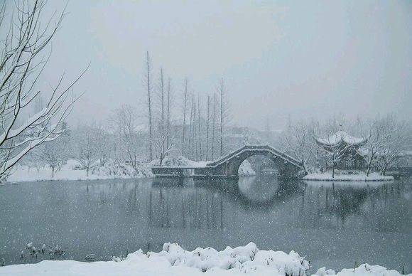 戴好帽子赏雪景西湖